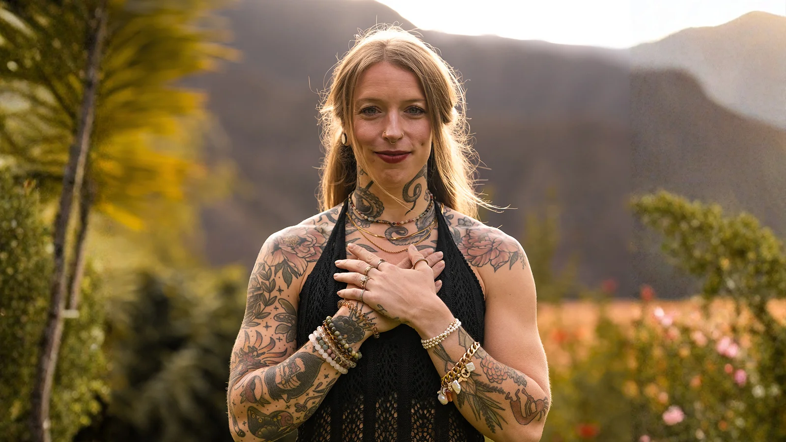 Femme illuminée avec un sourire