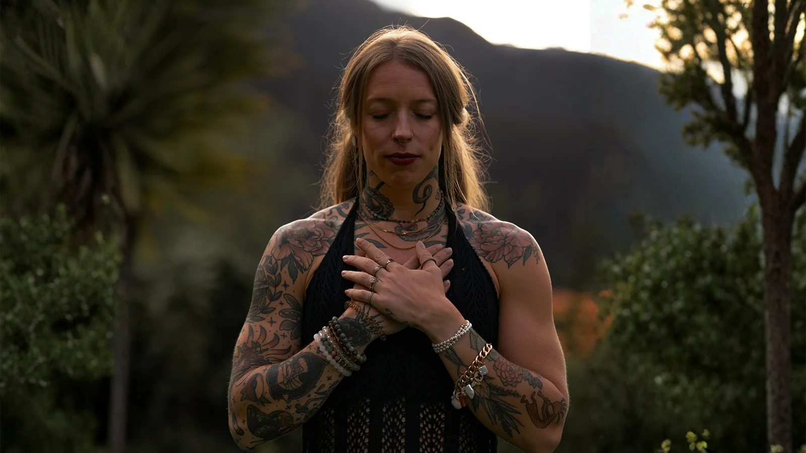 Femme les yeux fermés